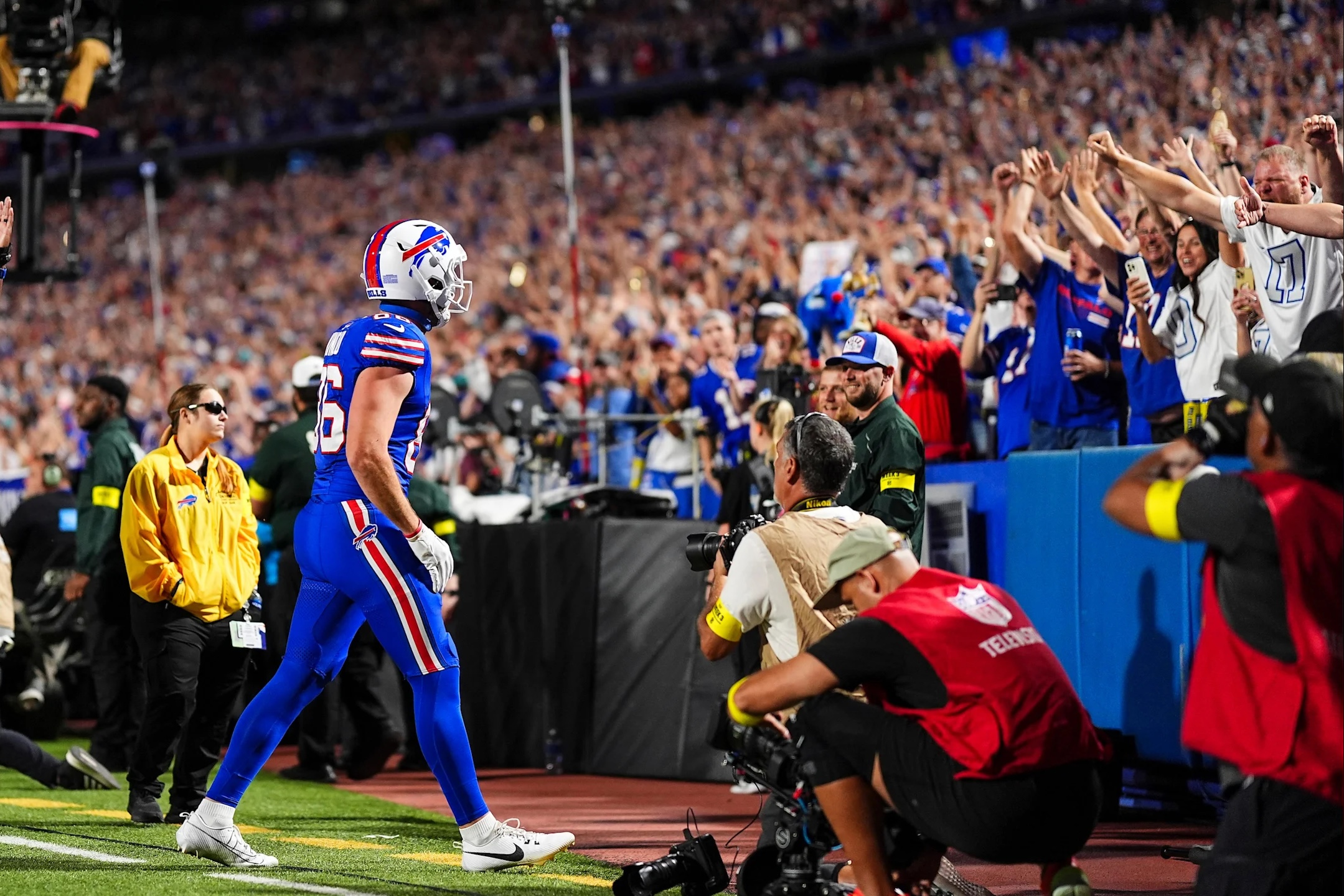 Buffalo Bills tight end Dalton Kincaid scores a touchdown in a 2025 NFL game against the Miami Dolphins.
