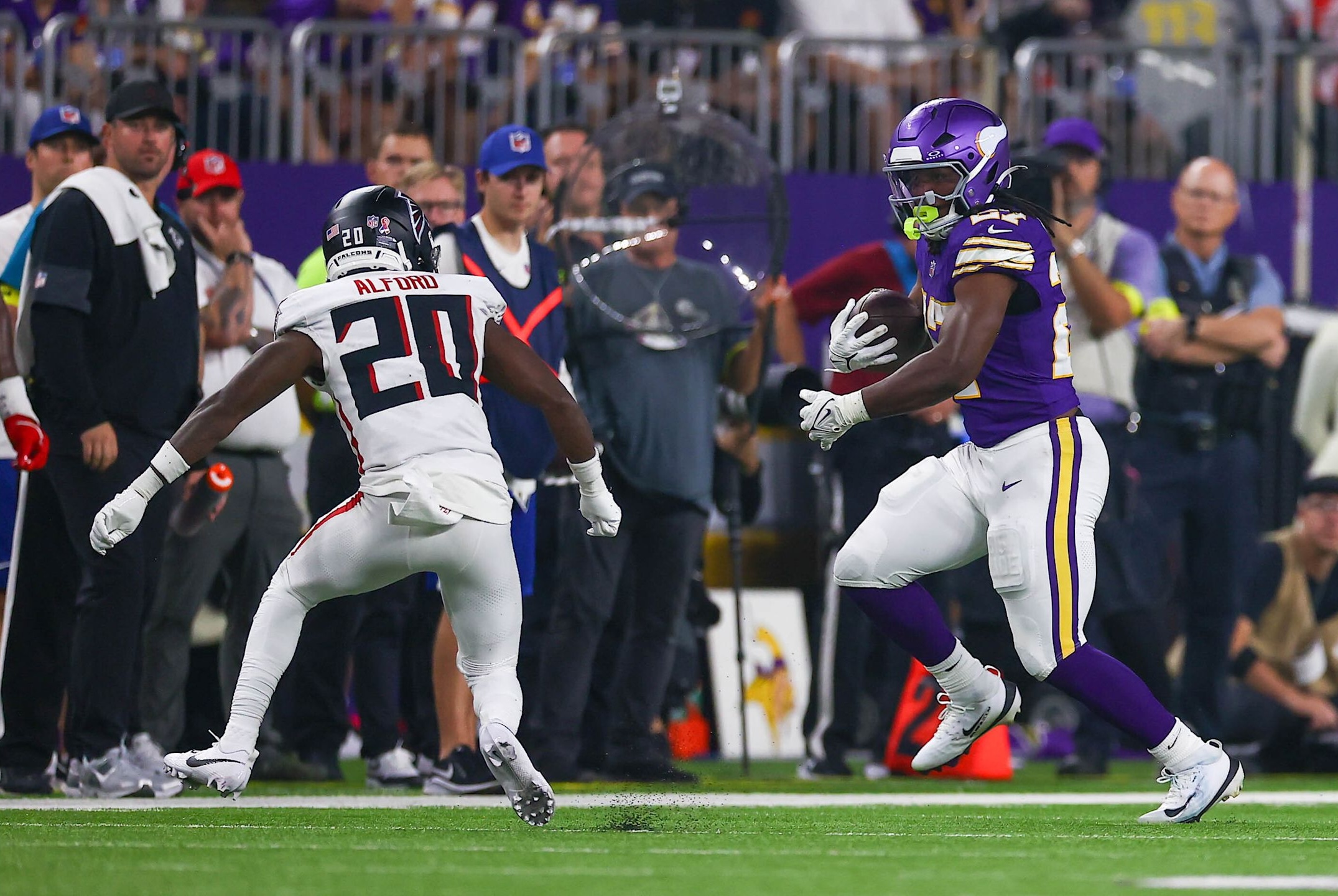 Vikings running back Jordan Mason runs in a loss to the Vikings in Week 2 of the 2025 NFL season.