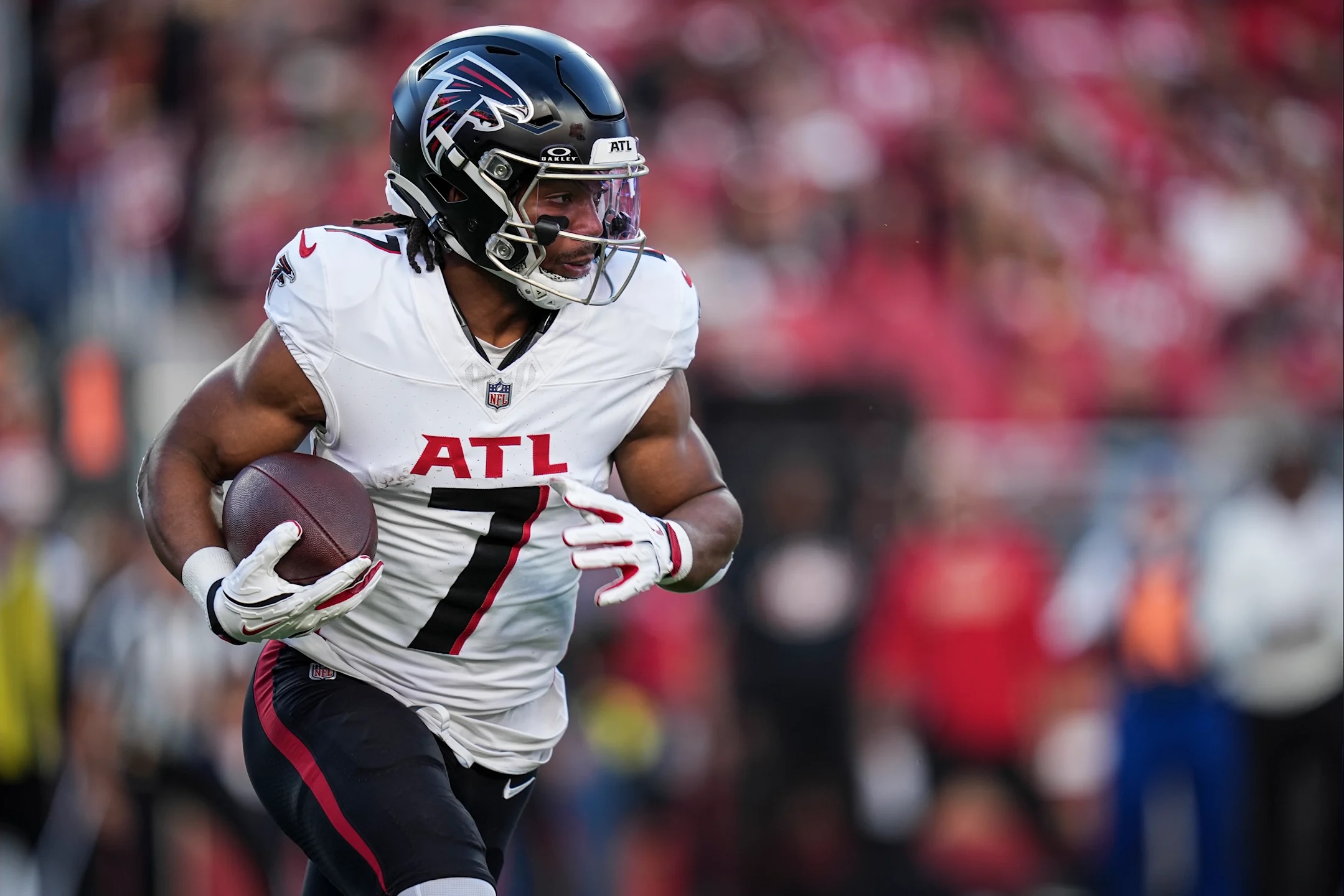 Atlanta Falcons running back Bijan Robinson runs in an NFL game against the San Francisco 49ers in October 2025.