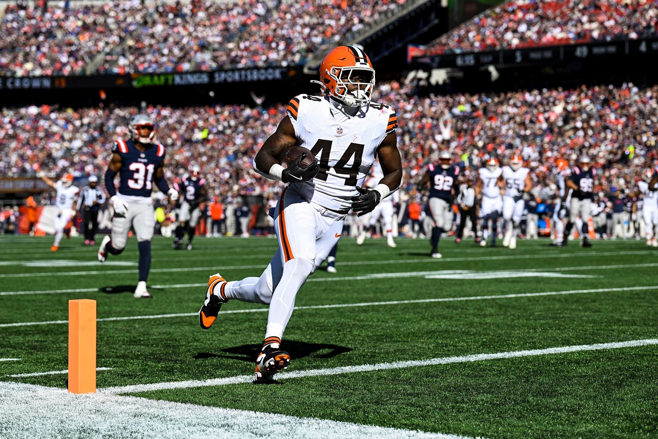 Browns rookie tight end Harold Fannin Jr. scores a touchdown in a loss to the Patriots in Week 8 of the 2025 NFL season.