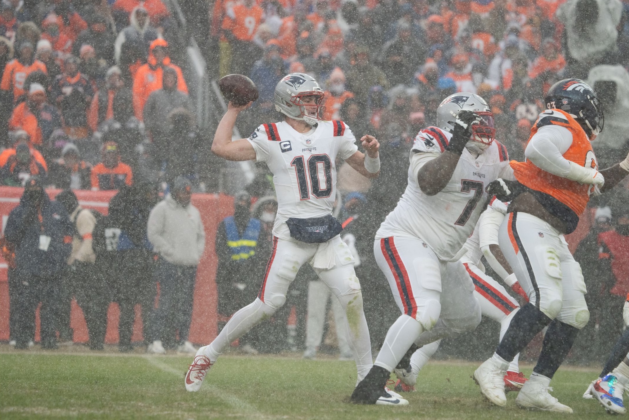 Patriots quarterback Drake Maye throws a pass in the 10-7 win over the Broncos on Championship Sunday during the 2025 NFL postseason.
