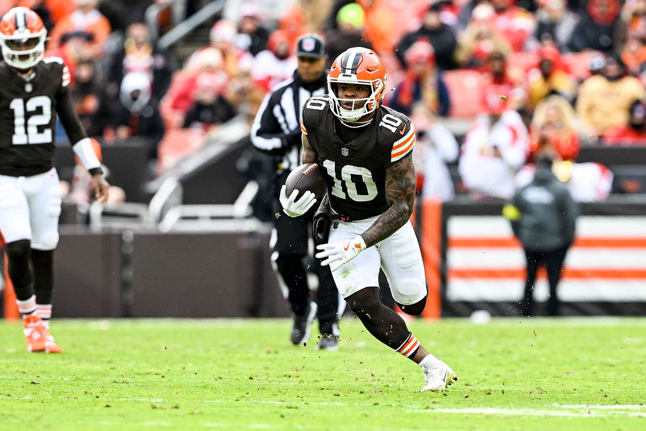 Cleveland Browns running back Quinshon Judkins runs with the ball in a Week 13 game versus the 49ers during the 2025 NFL season.