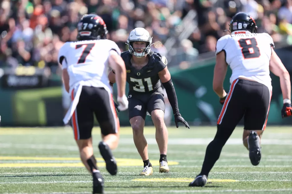 Oregon safety Dillon Thieneman drops back in coverage during the 2025 college football season.