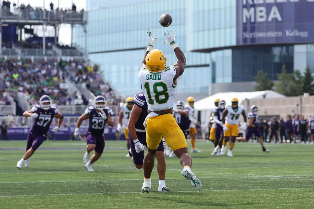 Oregon tight end Kenyon Sadiq makes a high-point grab during the 2025 college football season.