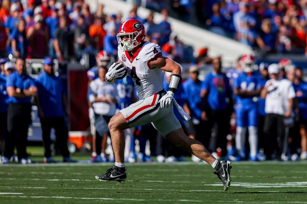 Georgia tight end Oscar Delp runs after the catch during the 2025 college football season.